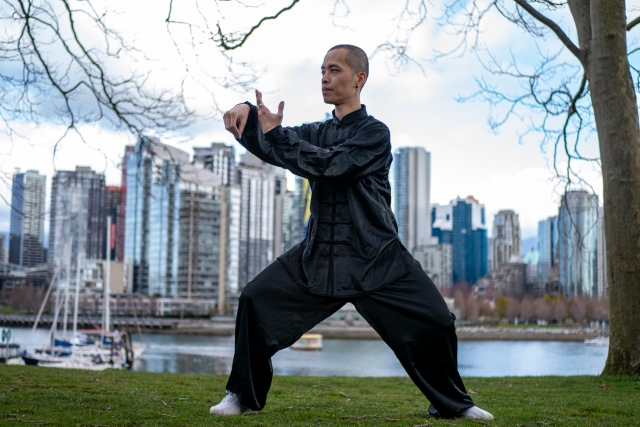 太極拳をする男性