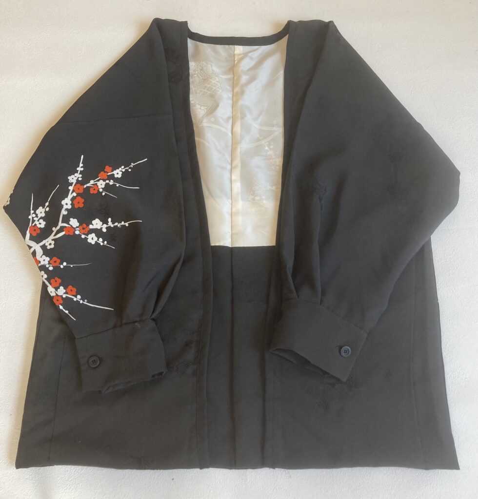着物リメイク　梅柄　黒カーデガン