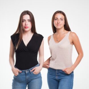 Vネックの洋服の歴史と魅力を徹底解説