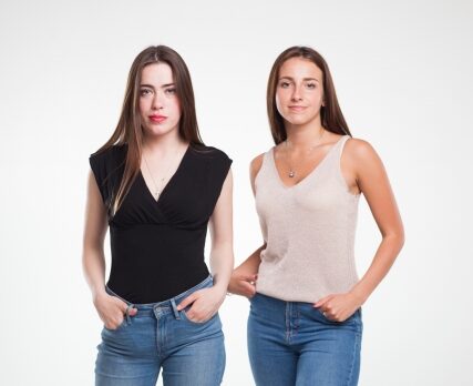 Vネックの洋服の歴史と魅力を徹底解説