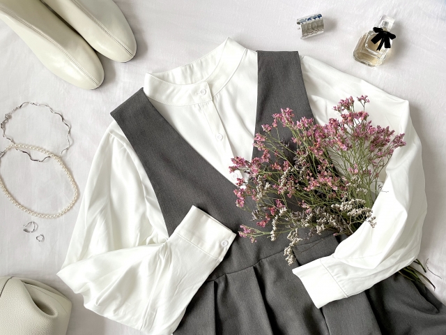 Vネックの洋服の歴史と魅力を徹底解説　ワンピース