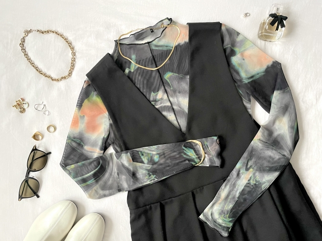 Vネックの洋服の歴史と魅力を徹底解説　ワンピース