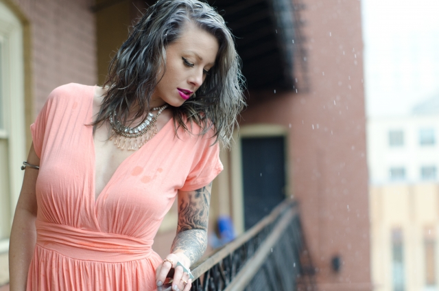 Vネックの洋服の歴史と魅力を徹底解説　深め　ドレッシー