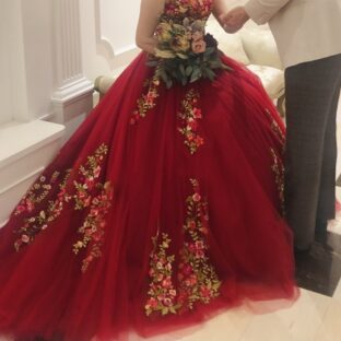 チュールブラウスとは？洋服の特徴と歴史を解説