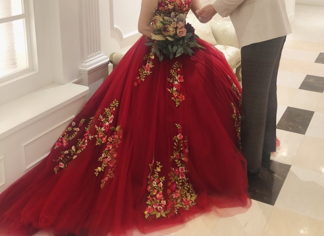 チュールブラウスとは　洋服の特徴と歴史を解説