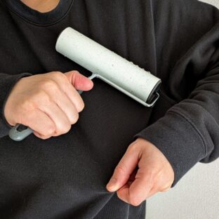 洋服に付いたペットの毛を簡単に効率よく取る裏技5選：毛がつきにくい素材