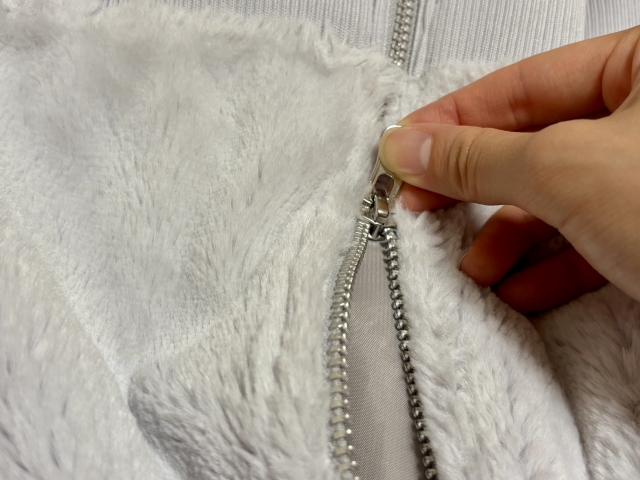 洋服のファスナー　ジッパーが閉まらない　トラブル　解決　対処法