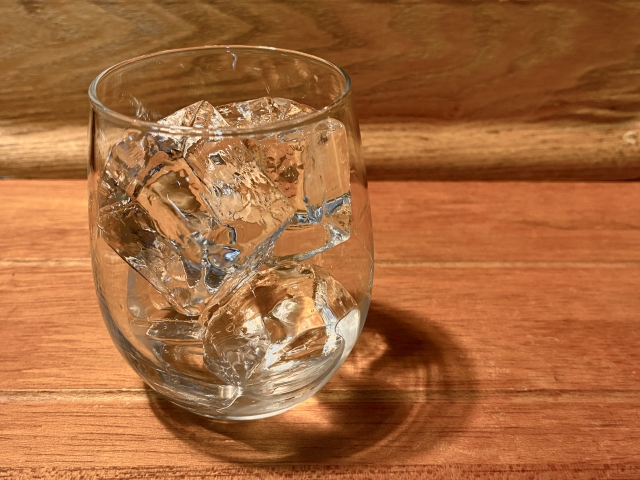 Tシャツ首ヨレ　Tシャツネックヨレ　改善法　対処法　氷