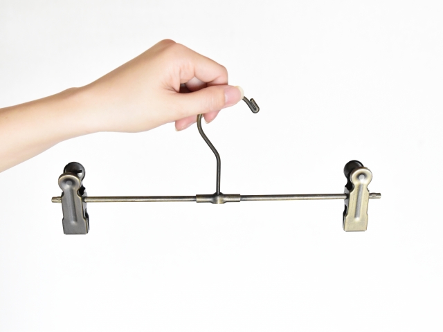 洋服に最適　ハンガーの選び方　ガイド　型崩れ防止に　ズボンハンガー