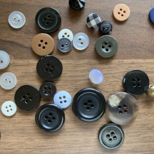 ボタンは何年持つ？寿命と耐久年数メンテナンス法