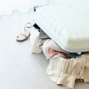 便利な洋服の持ち運び方法で荷造りをラクに