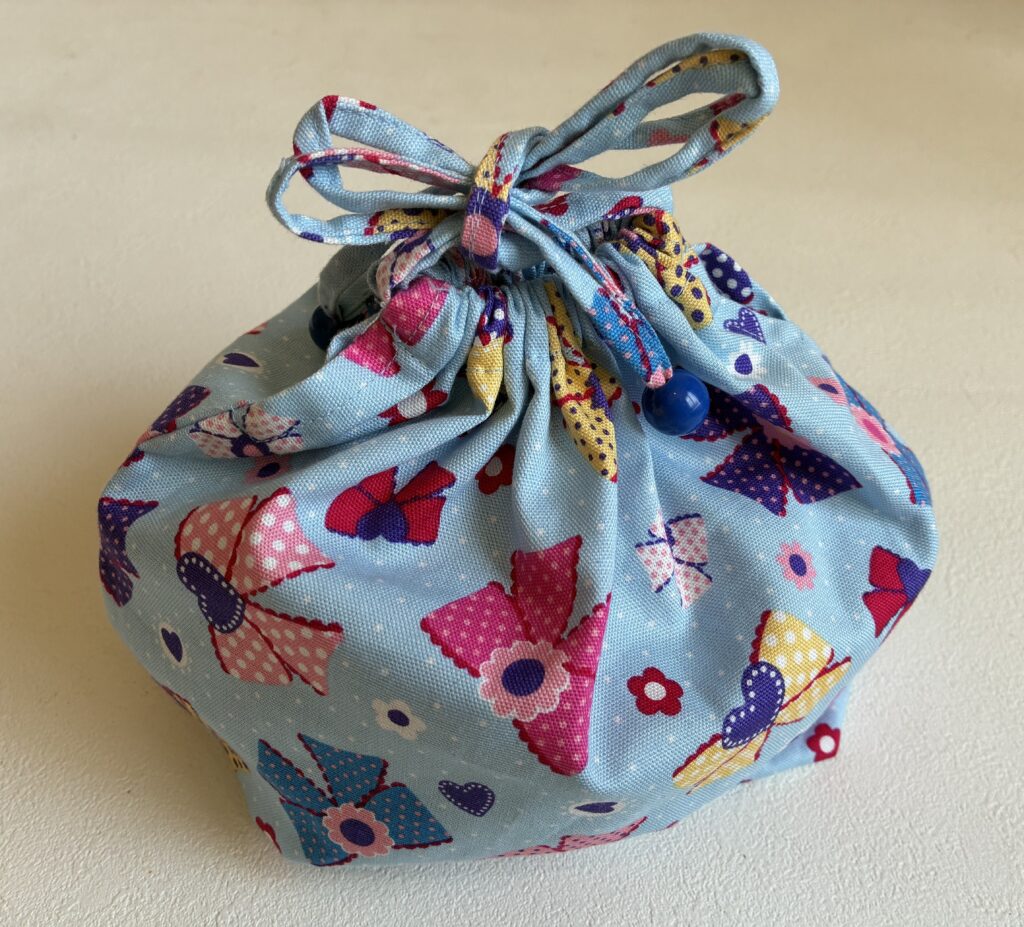 プレゼント企画　お弁当袋　手作り　リボン柄女の子用